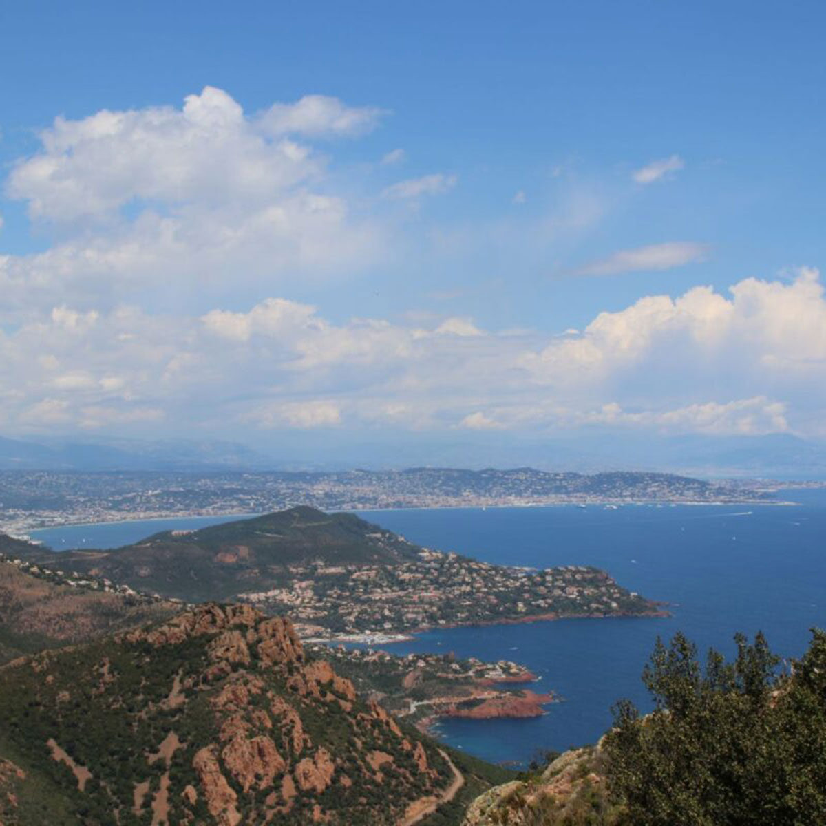 Vue sur la Baie de Cannes au Cap Roux à Saint Raphaël
