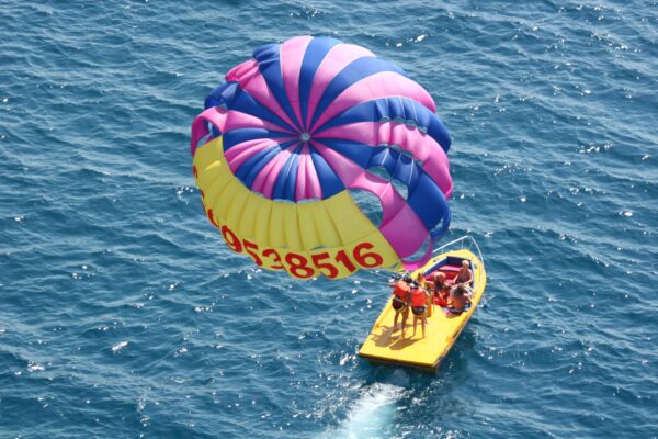 Jeux nautiques : Parachute ascensionnel